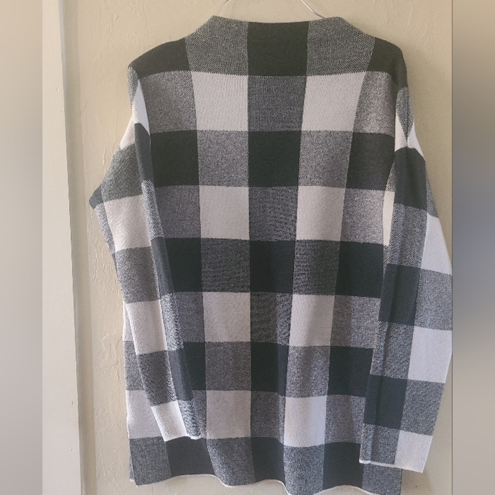 Tahari sz Med. Black and White plaid  mock turtleneck. (#514)
